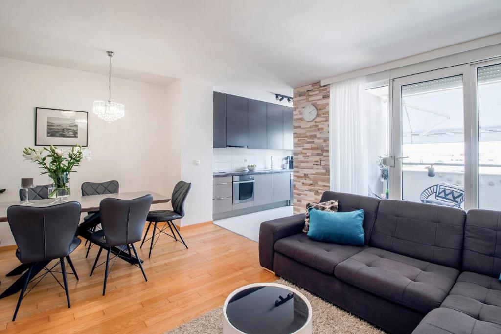 Kuchnia lub aneks kuchenny w obiekcie Apartment Montesa Zadar with free parking and balcony