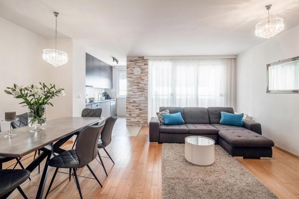salon ze stołem i kanapą w obiekcie Apartment Montesa Zadar with free parking and balcony w mieście Zadar