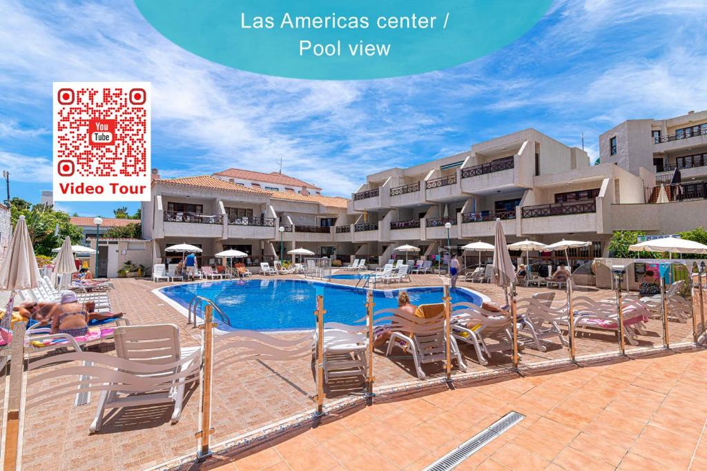 una piscina di fronte a un hotel di GO2TENERIFE Apart'Elisa Near the beach & Pool view a Playa de las Americas