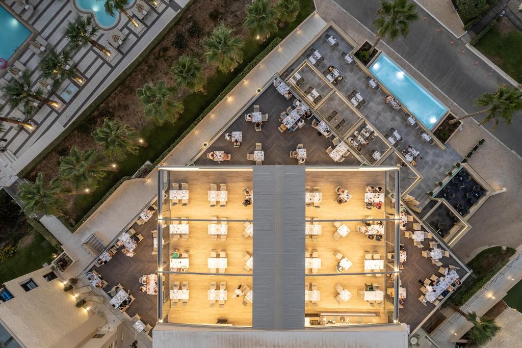 Bazén v ubytování Porto Platanias Beach Resort & Spa nebo v jeho okolí