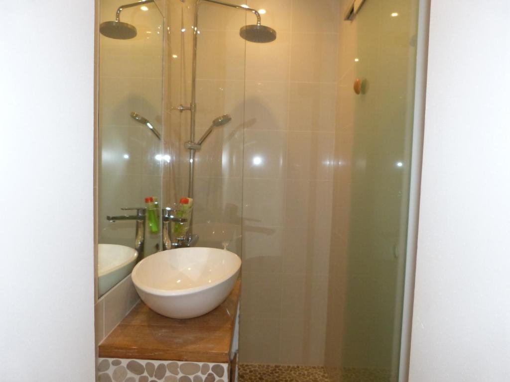 y baño con lavabo y ducha. en La Mer en Ville en Marsella