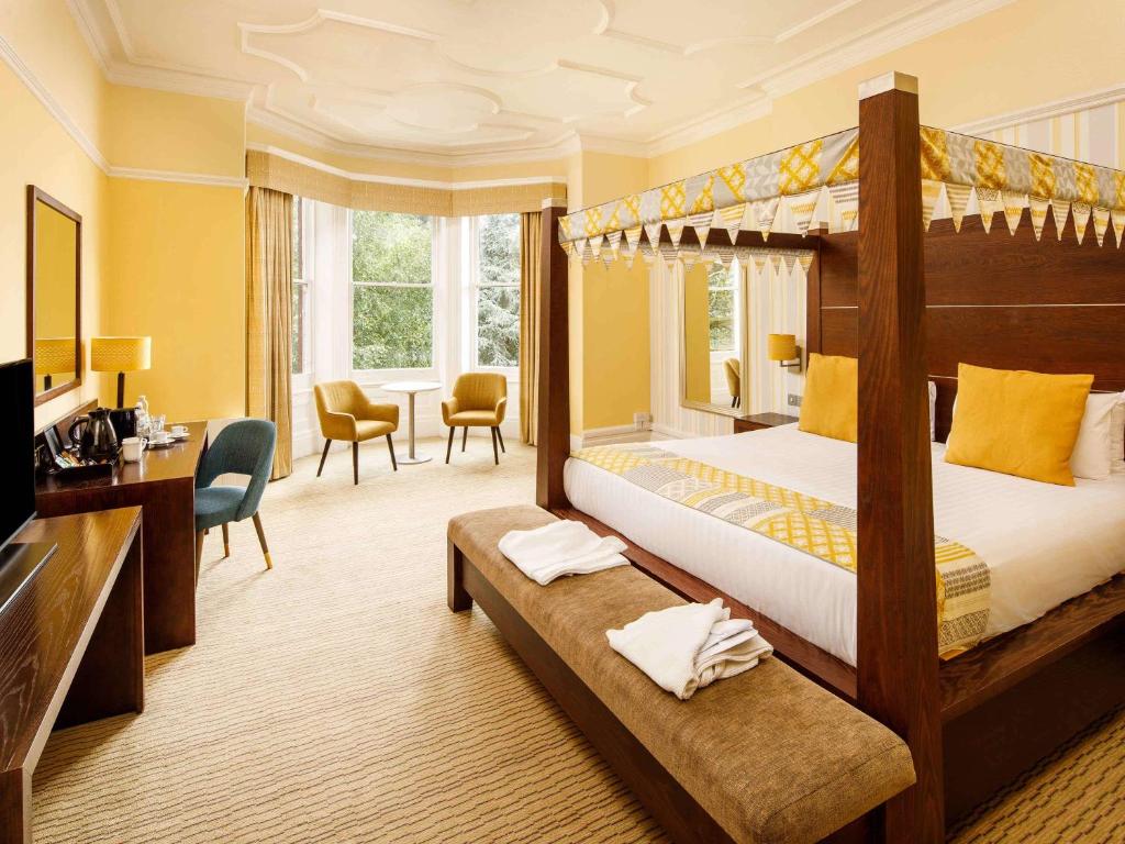 Postel nebo postele na pokoji v ubytování Mercure Hull Grange Park Hotel