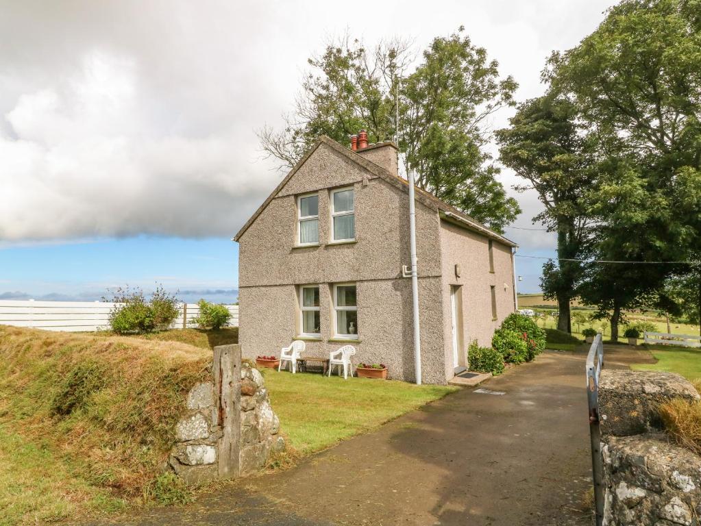 a small house on the side of a road at Garreg Lwyd Farm in Pwllheli