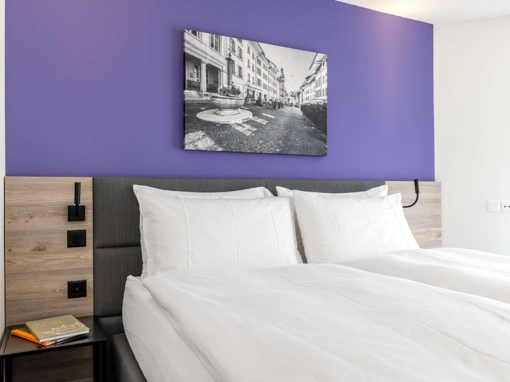 Postel nebo postele na pokoji v ubytování Mercure Lenzburg Krone