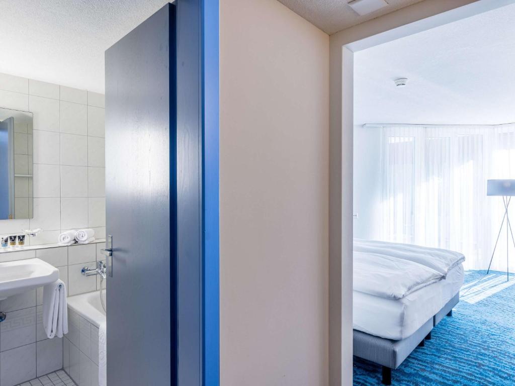 Postel nebo postele na pokoji v ubytování Mercure Lenzburg Krone