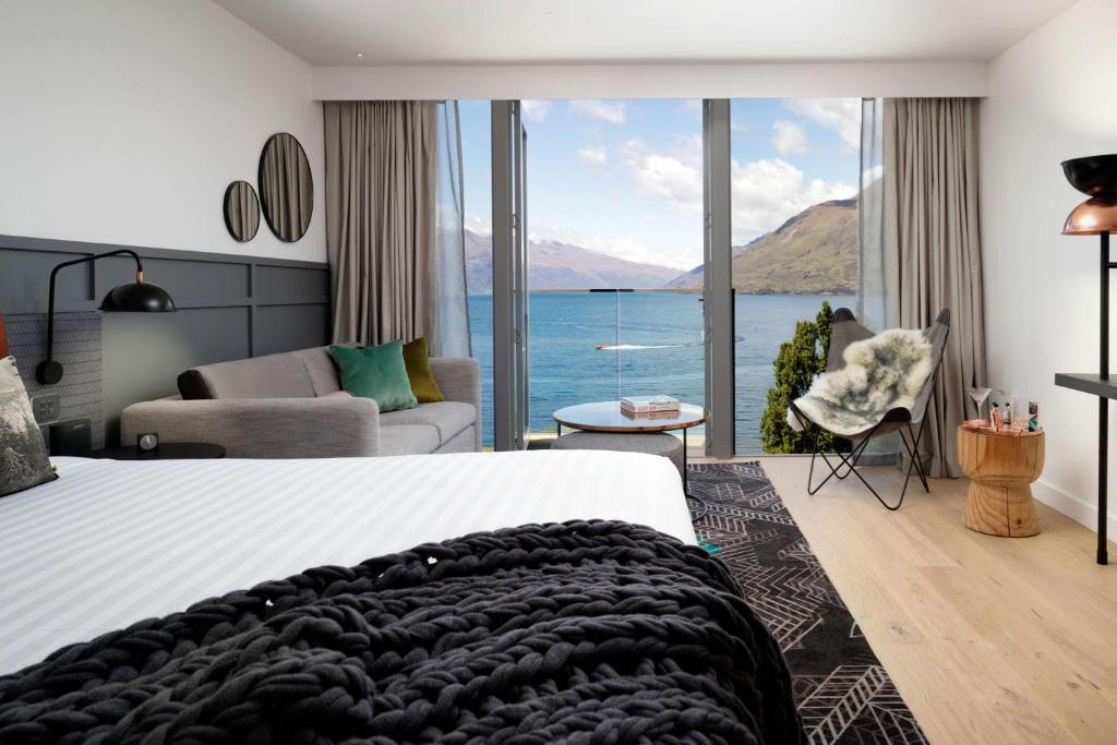 Postel nebo postele na pokoji v ubytování QT Queenstown