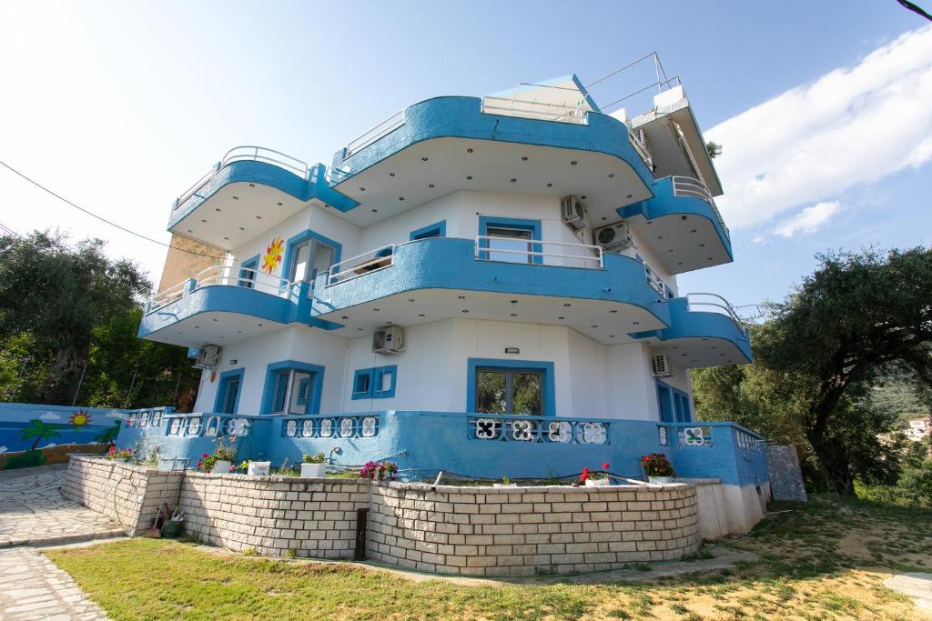 niebiesko-biały dom na murze w obiekcie Villa Ilios w mieście Parga