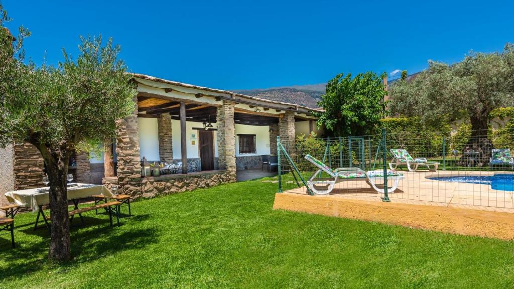 Bazén v ubytovaní Casa Los Olivos Orgiva by Ruralidays alebo v jeho blízkosti