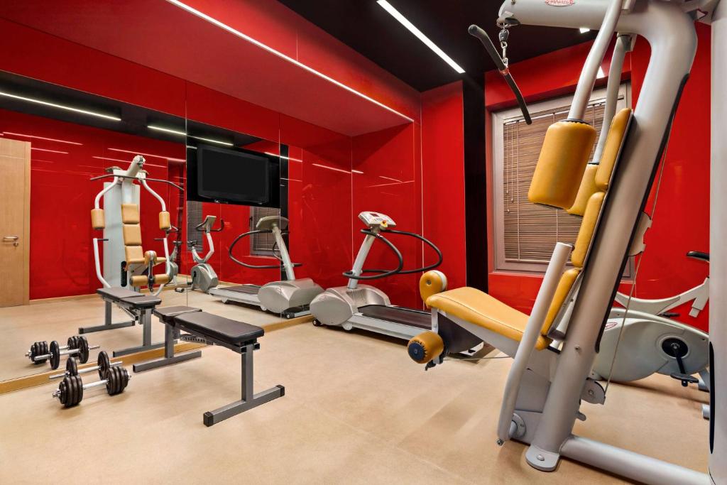 Posilňovňa alebo fitness centrum v ubytovaní Lazart Hotel, Trademark Collection by Wyndham