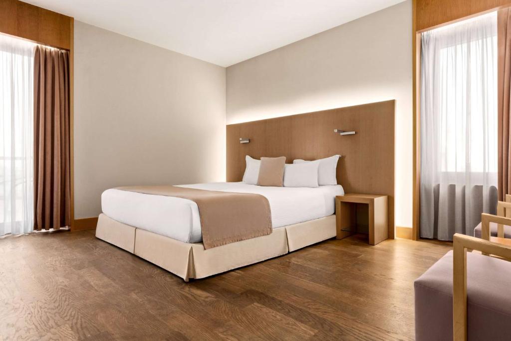Lazart Hotel, Trademark Collection by Wyndham tesisinde bir odada yatak veya yataklar