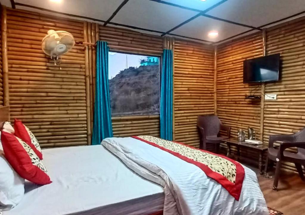 Bamboo Junction Resort - Kanatal, Valley & Mountain View - Deluxe Double Room (2 Adults + 1 Child)