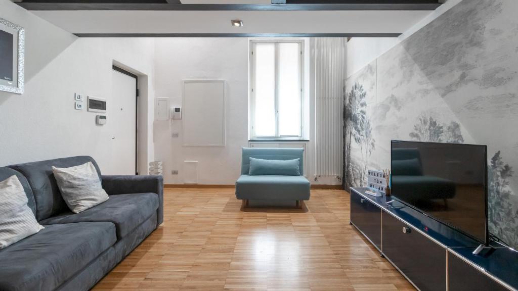 A television and/or entertainment centre at Italianway - Frisi 8