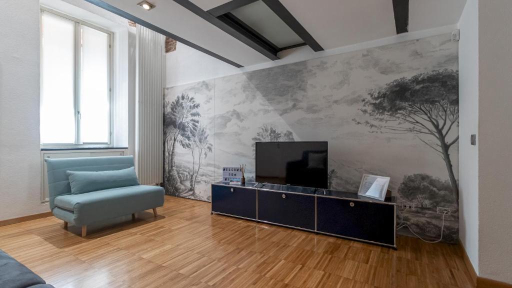 A television and/or entertainment centre at Italianway - Frisi 8