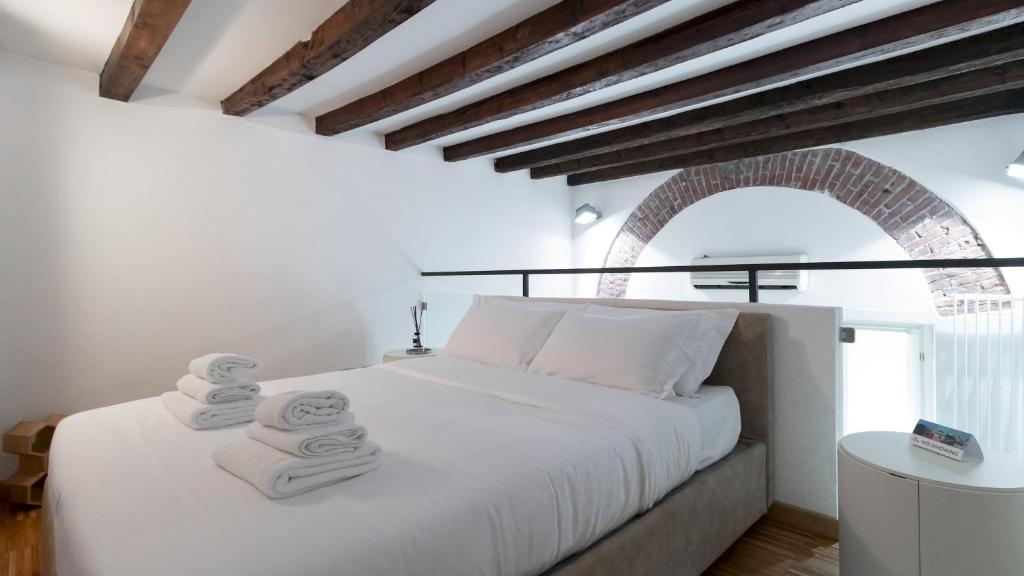 A bed or beds in a room at Italianway - Frisi 8