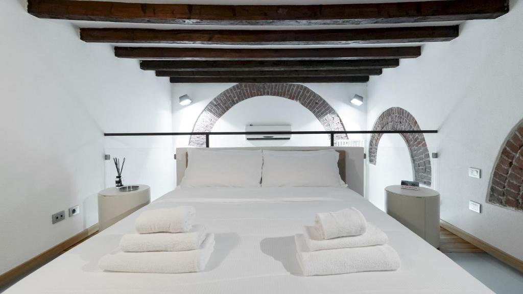 A bed or beds in a room at Italianway - Frisi 8