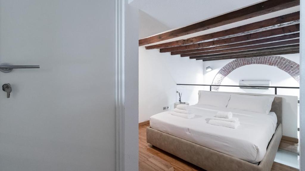 A bed or beds in a room at Italianway - Frisi 8