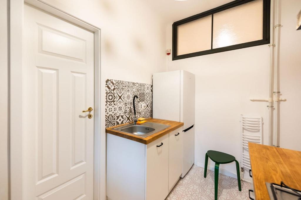 Kuchyňa alebo kuchynka v ubytovaní Metro Plac Wilsona Etno Apartament