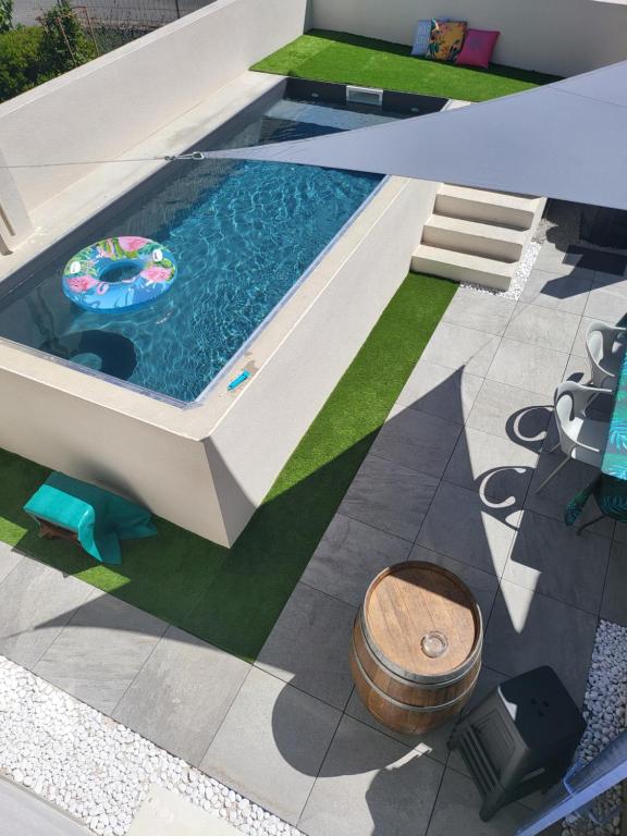 an overhead view of a swimming pool with a table at Maison de campagne individuelle et patio in Poulan-Pouzols
