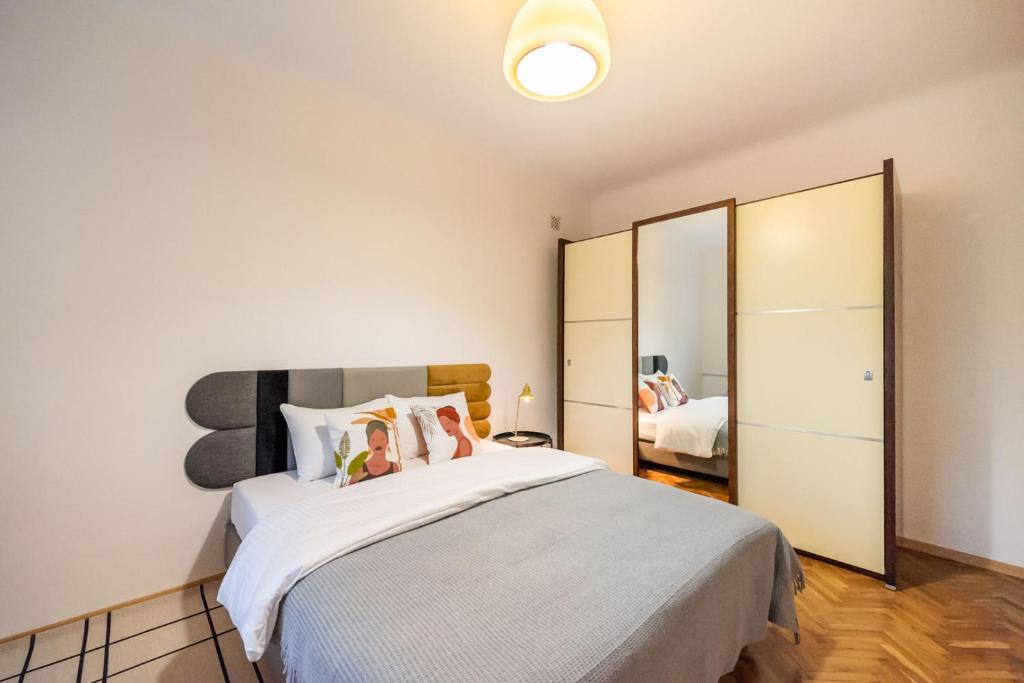 Posteľ alebo postele v izbe v ubytovaní Metro Plac Wilsona Etno Apartament
