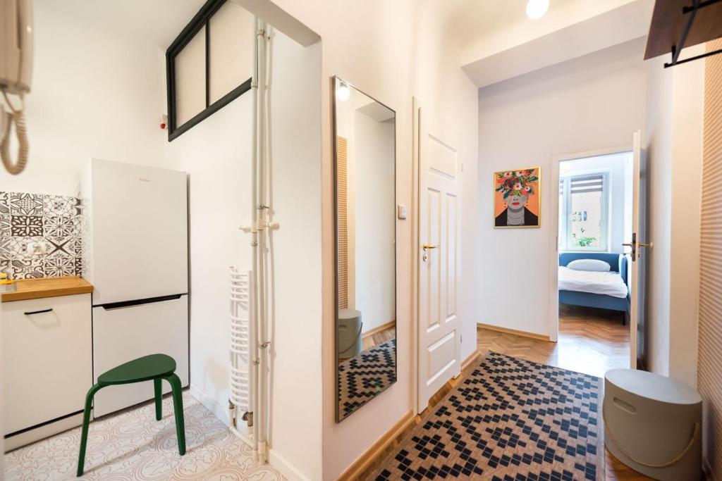 Televízia a/alebo spoločenská miestnosť v ubytovaní Metro Plac Wilsona Etno Apartament