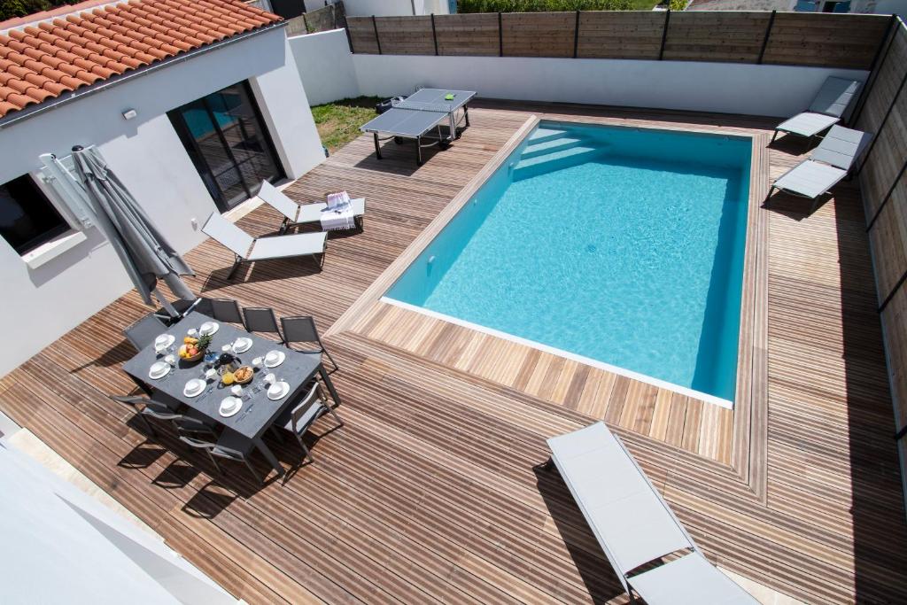 einen Blick über eine Terrasse mit einem Pool in der Unterkunft Les mouettes/Piscine chauffée jusque déb. novembre in La Cotinière