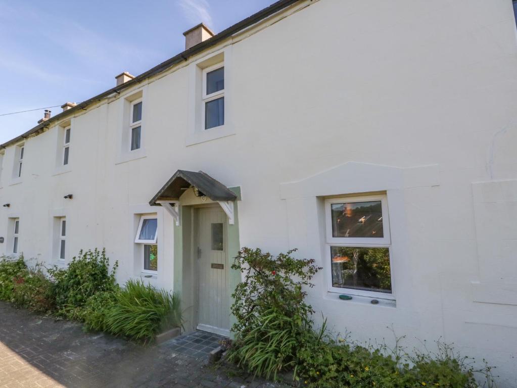 una vista exterior de un edificio blanco en Fellside Cottage, en Cockermouth