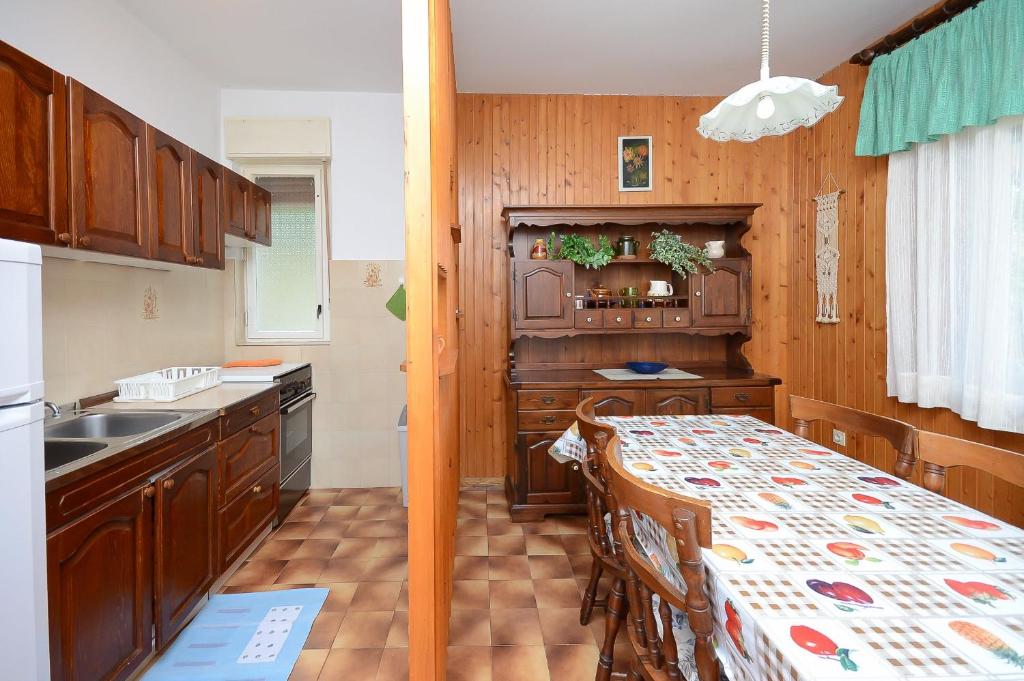 Kuchyňa alebo kuchynka v ubytovaní Apartments Mladen Jelica