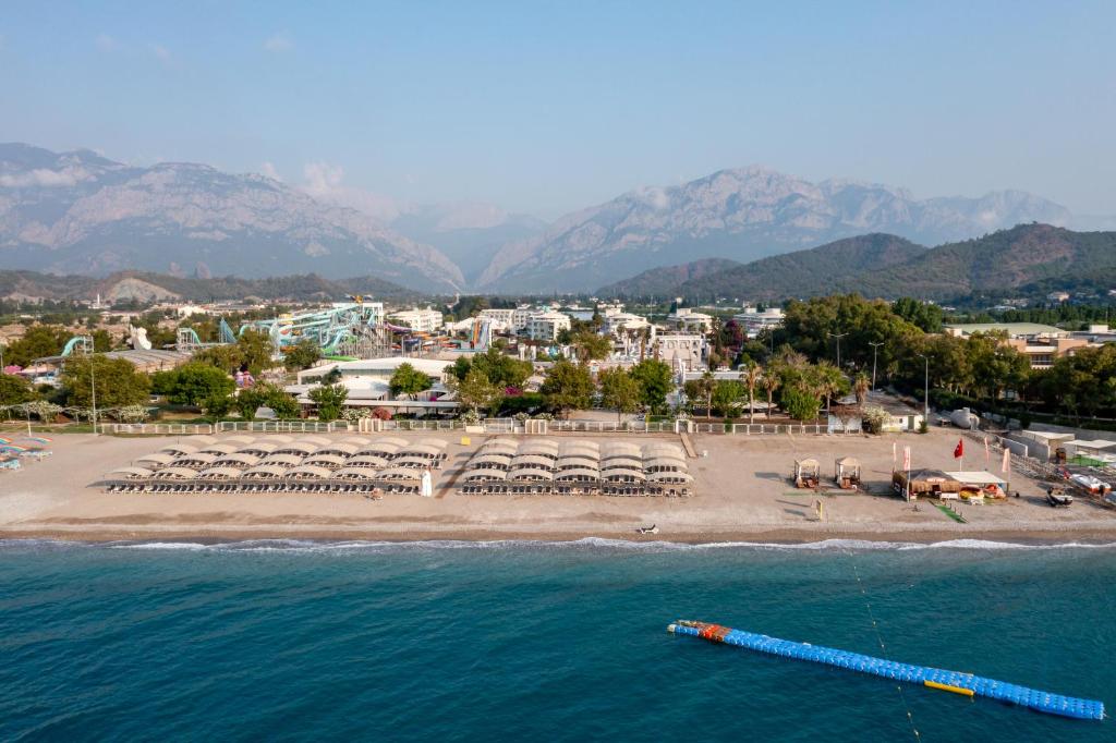 una vista aérea de una playa con un complejo en Miarosa Kemer Beach en Kemer