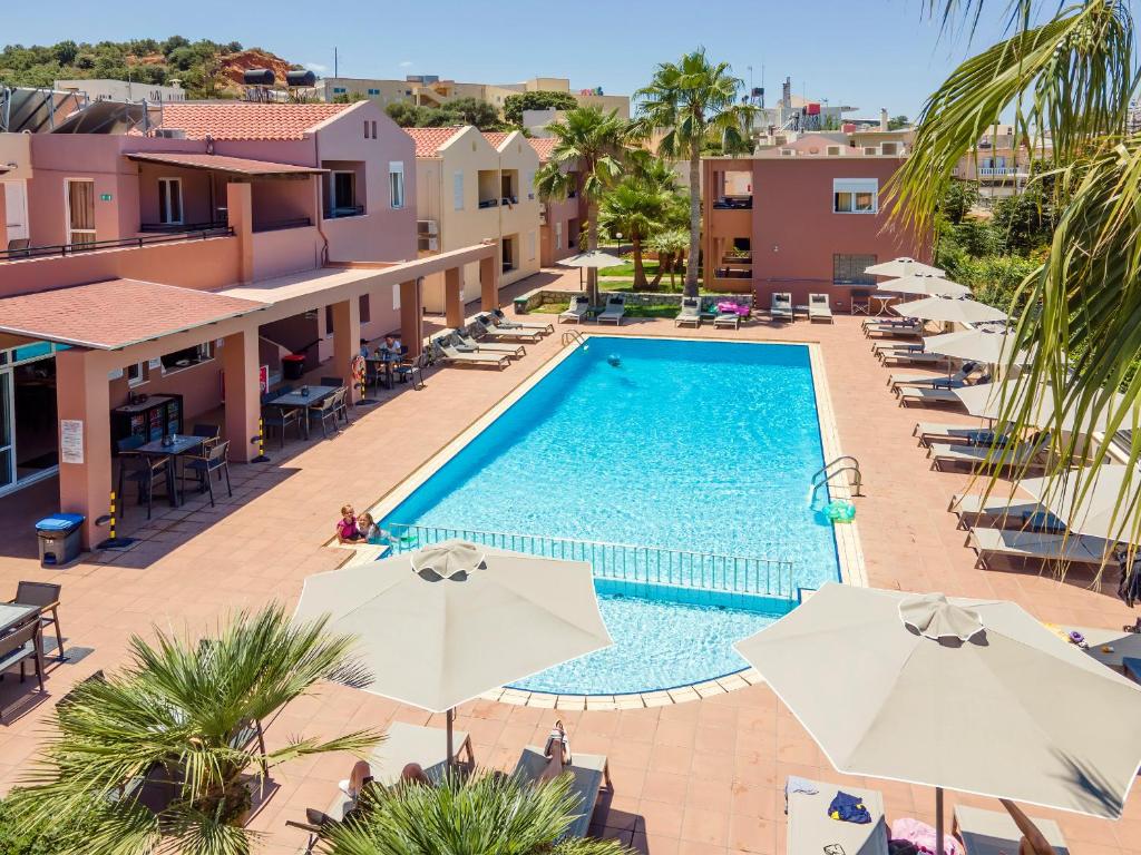 Bazén v ubytovaní Theos Holidays Apartments alebo v jeho blízkosti
