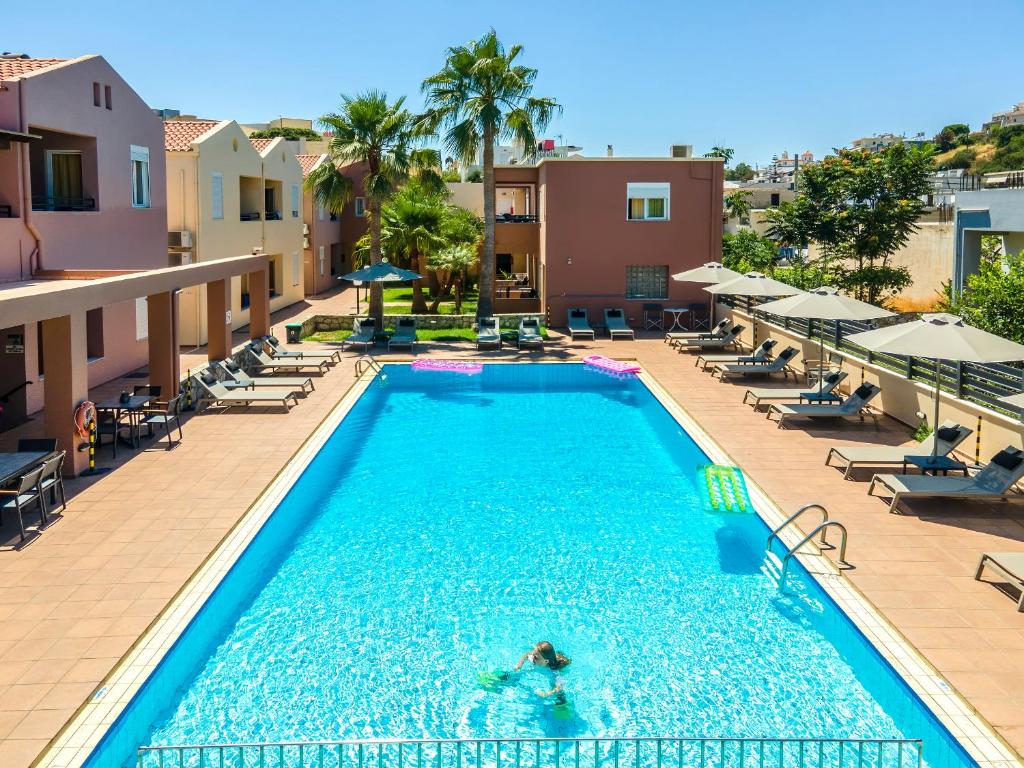 Bazén v ubytovaní Theos Holidays Apartments alebo v jeho blízkosti