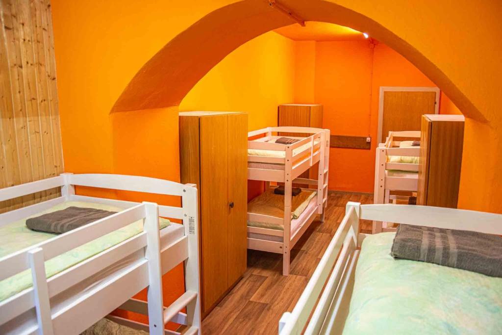 Postel nebo postele na pokoji v ubytování Gruppenhaus Lindenhof Churwalden