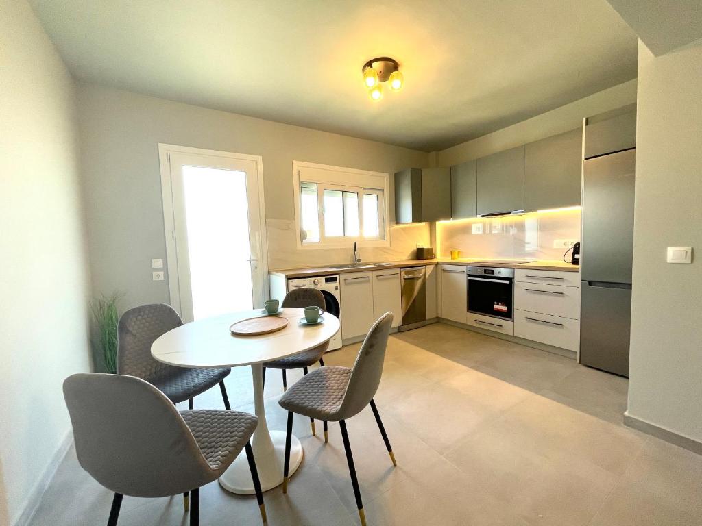 Kuchyň nebo kuchyňský kout v ubytování Serenity City Apartment