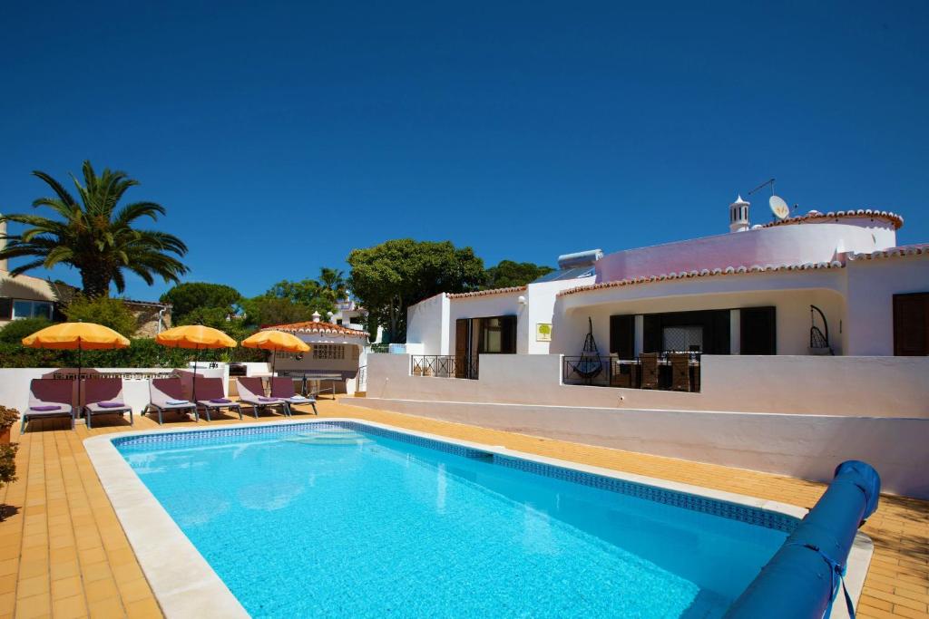 Villa con piscina frente a una casa en Casa do Verao, en Carvoeiro