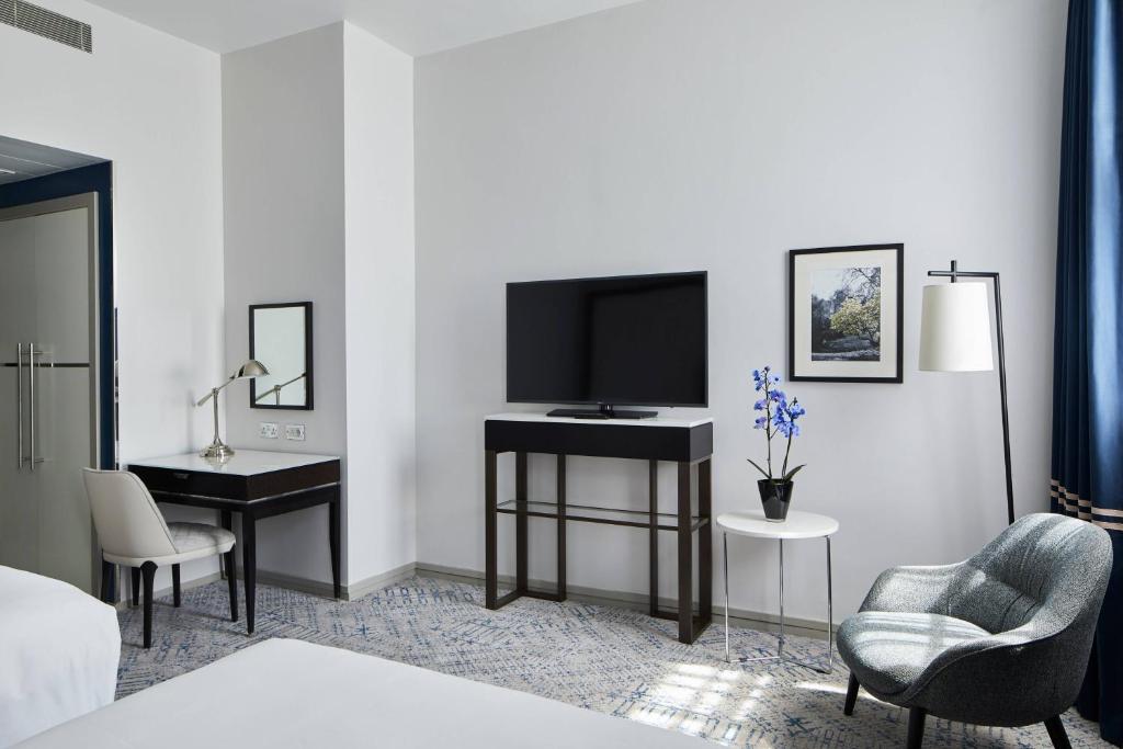 London Marriott Hotel Grosvenor Square - Superior Double Room With Two Double Beds And Square View
