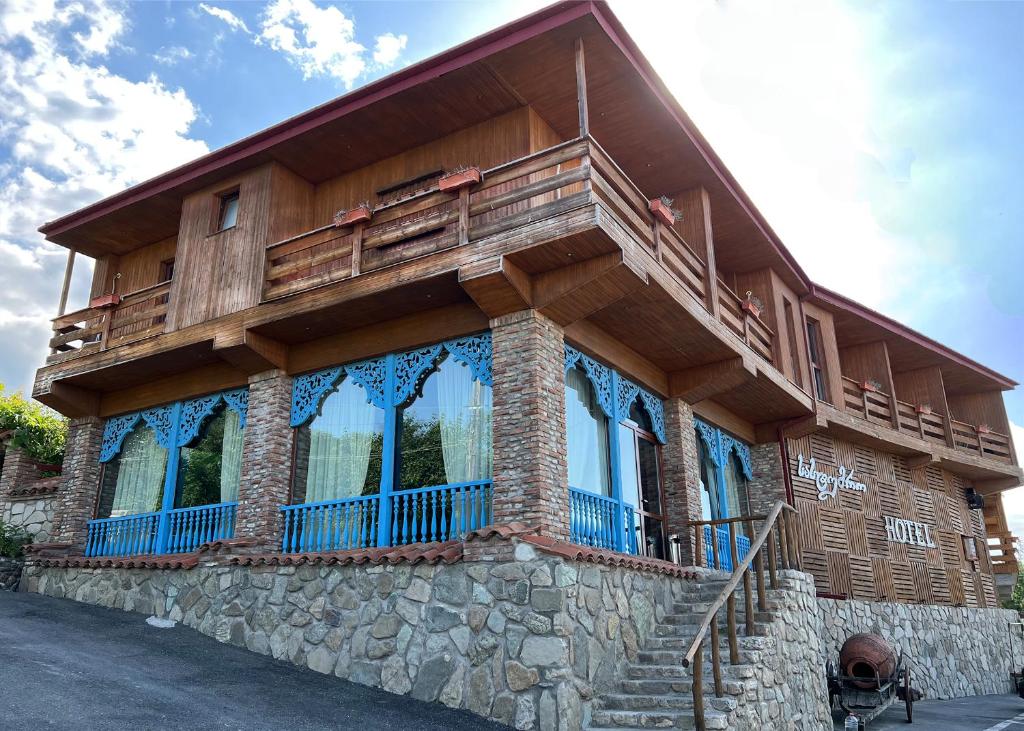 une maison avec un balcon sur le côté de celle-ci dans l'établissement Hillside Resort Telavi, à Telavi