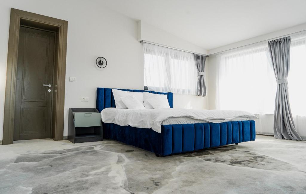 una camera con un letto blu e una finestra di Eco Friendly a Deva