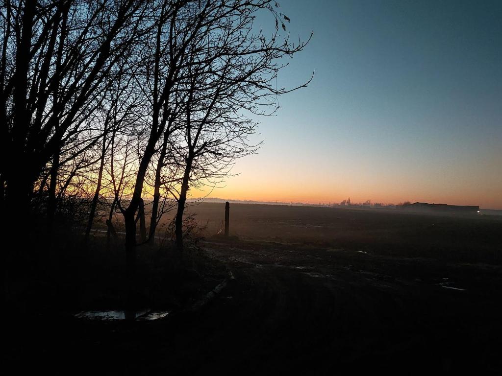 Východ nebo západ slunce při pohledu z bed and breakfast nebo okolí