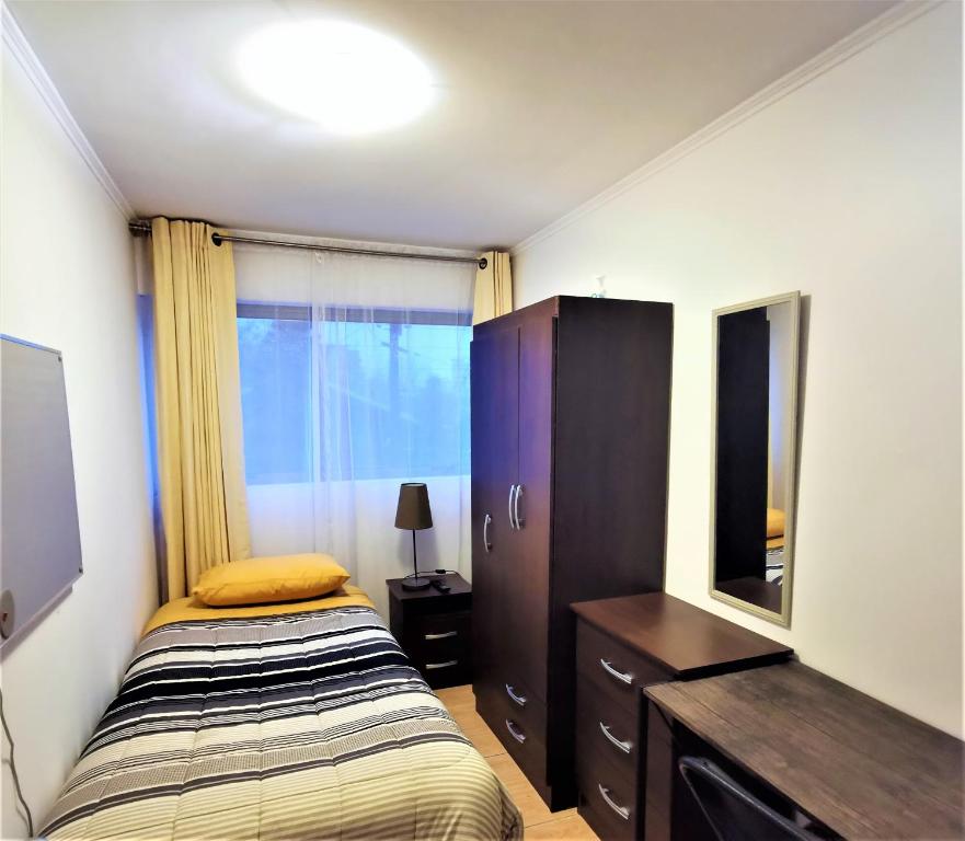 Una cama o camas en una habitación de Hostal Vivo Concepción