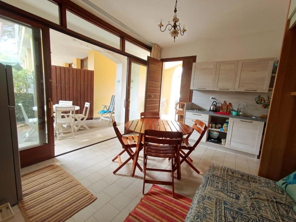 Una cocina y un comedor con mesa y sillas. en App Casa Dei Pini - Bilocale, en Capoliveri