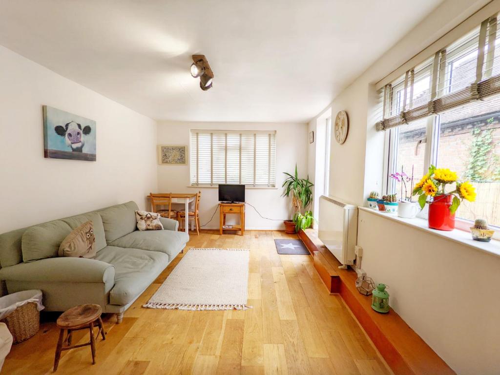 a living room with a couch and a tv at Robins Rest, Billingshurst in Billingshurst