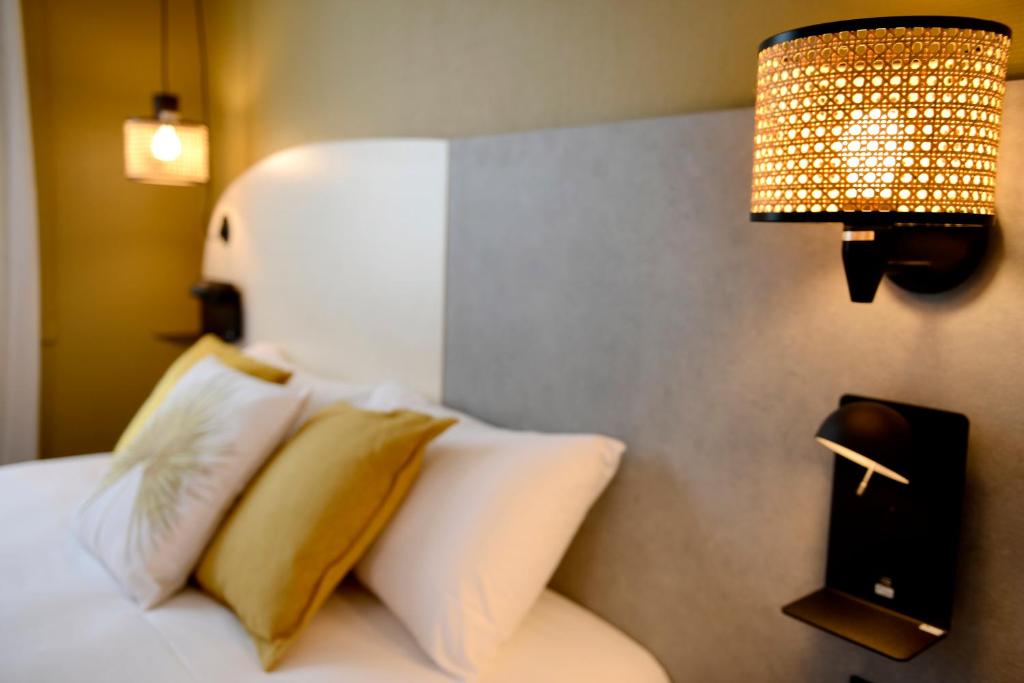 Postel nebo postele na pokoji v ubytování Hôtel Villa Berlioz