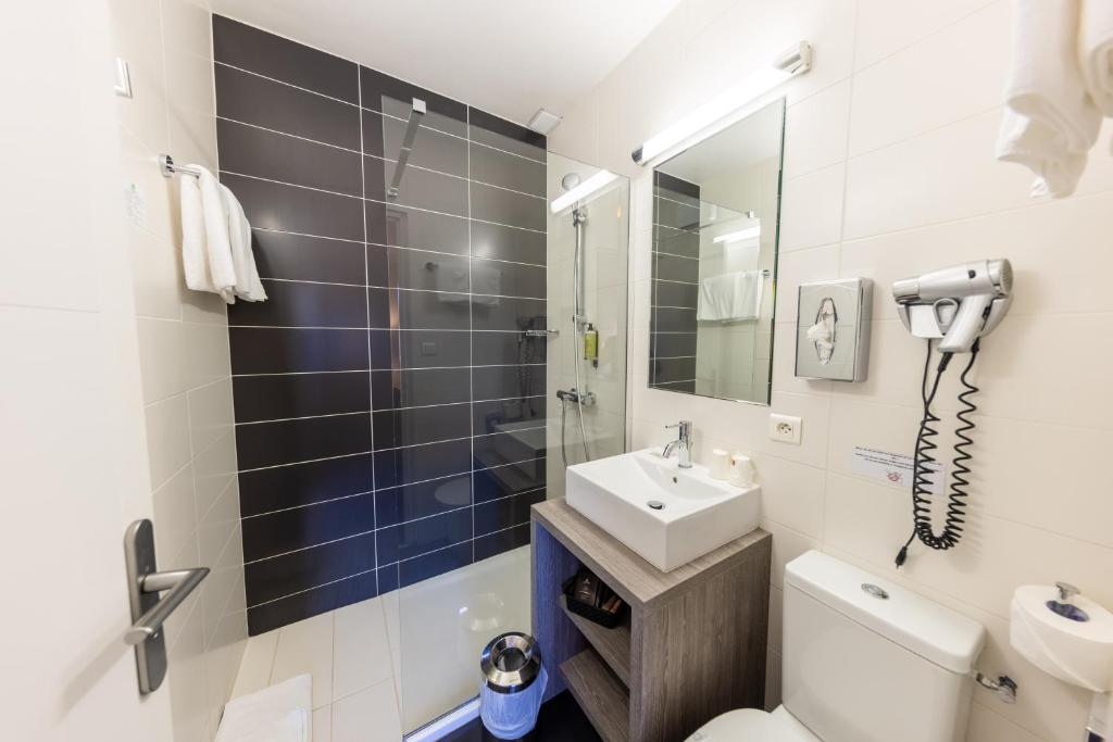 Koupelna v ubytování Le Madeloc Hôtel & Spa
