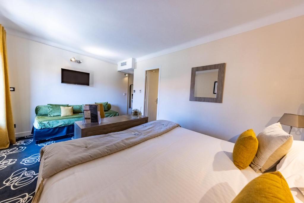 Postel nebo postele na pokoji v ubytování Le Madeloc Hôtel & Spa