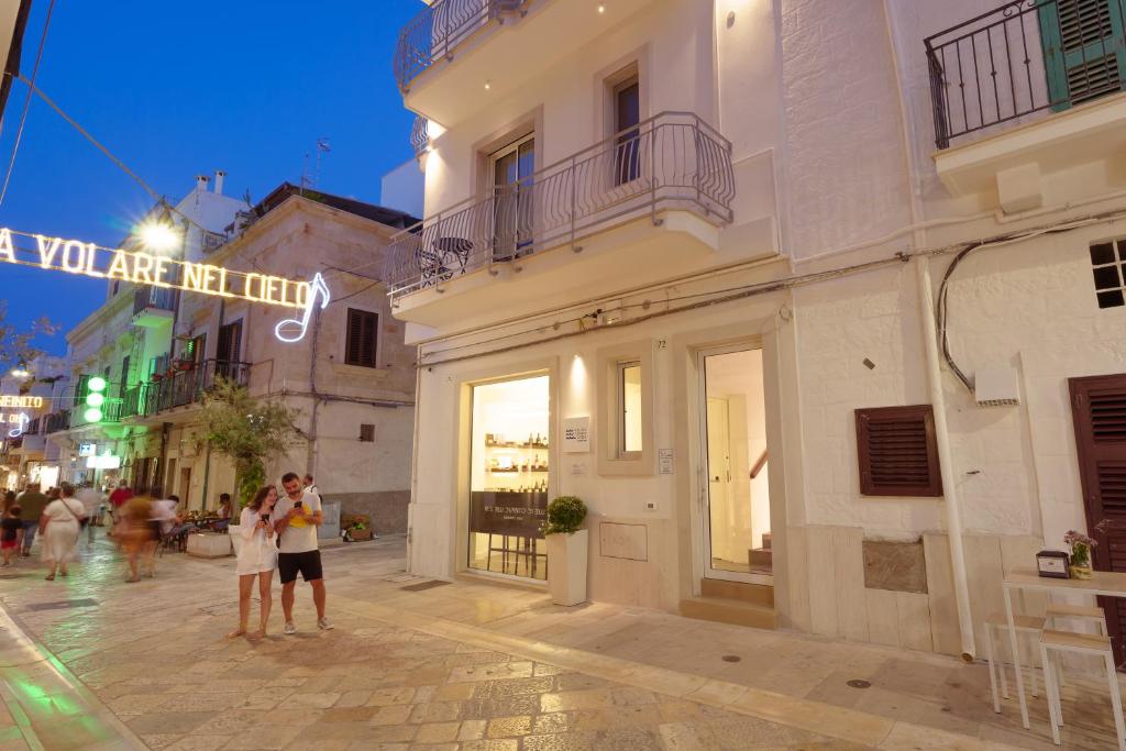 grupa ludzi stojących przed budynkiem w obiekcie B&B Nel Blu Dipinto Di Blu w mieście Polignano a Mare