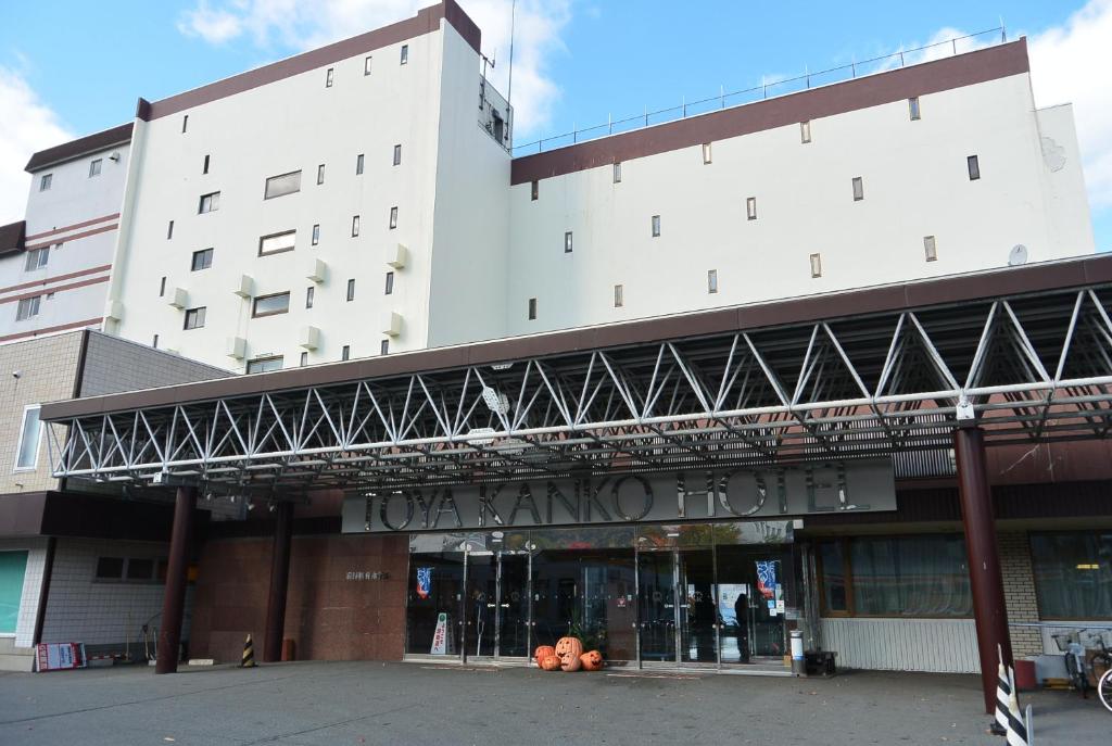 een groot wit gebouw met een bord erop bij Toya Kanko Hotel in Lake Toya