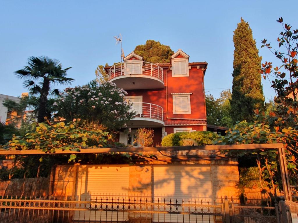 una casa con un albero sopra di Villa Red Rose a Njivice