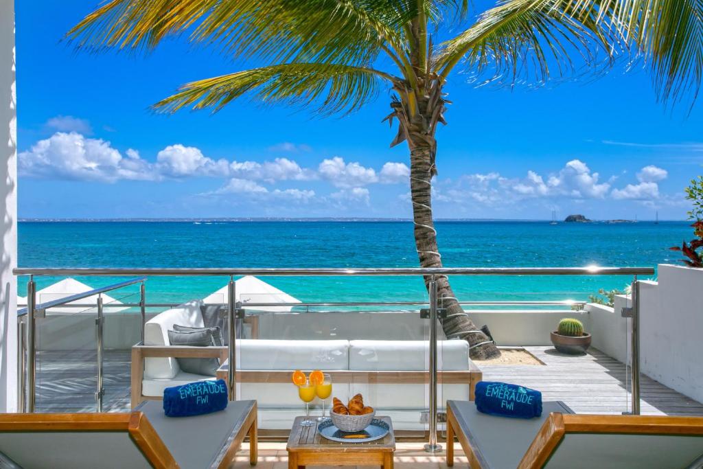 een balkon met uitzicht op de oceaan bij Bleu Emeraude Hotel in Grand Case