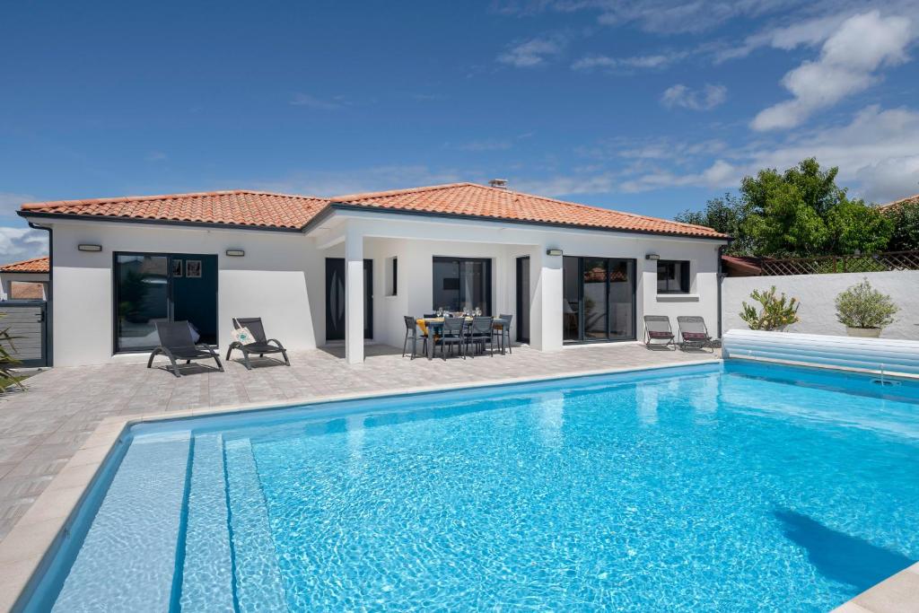 Bazén v ubytovaní Maison moderne avec piscine pour 6 alebo v jeho blízkosti