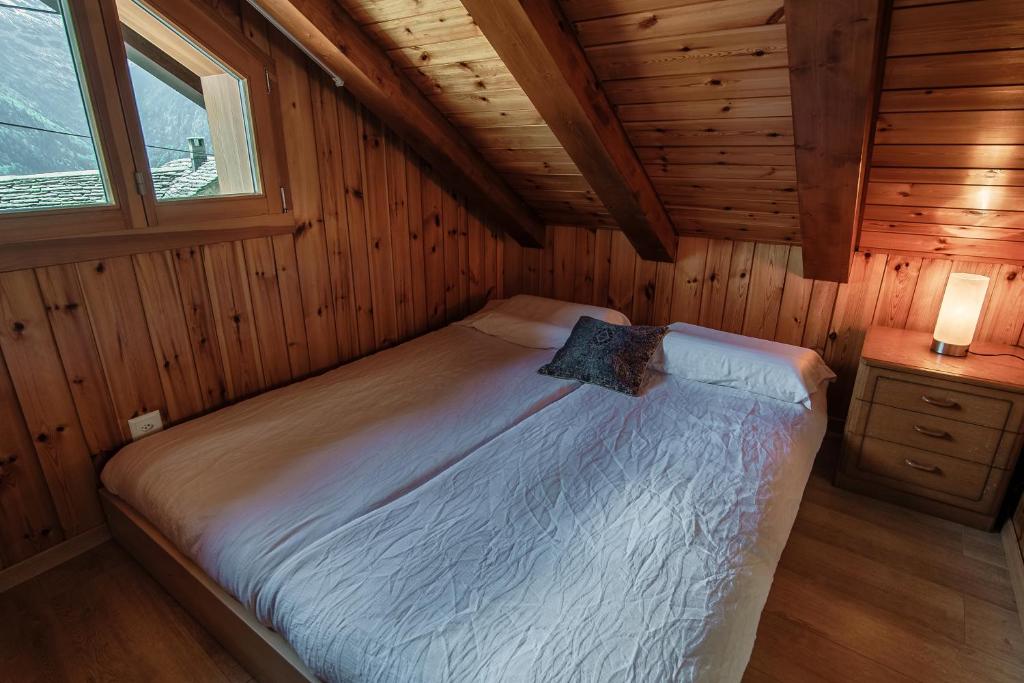 Letto o letti in una camera di Baita dal Gat by Quokka 360 - modern wooden chalet in Faido
