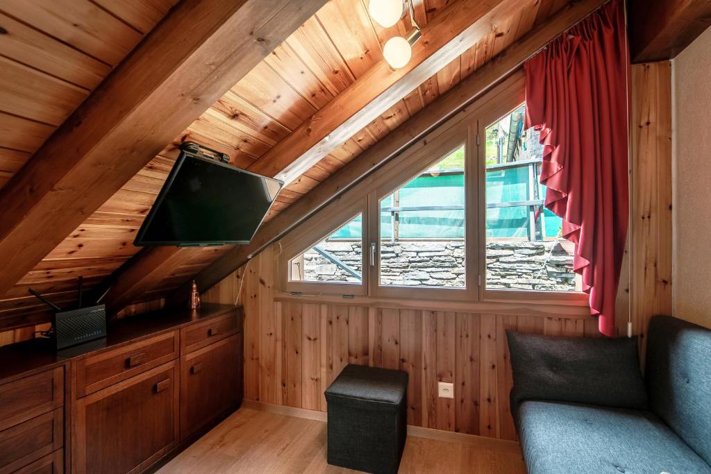 Area soggiorno di Baita dal Gat by Quokka 360 - modern wooden chalet in Faido
